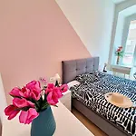 Lola's Place リエカ